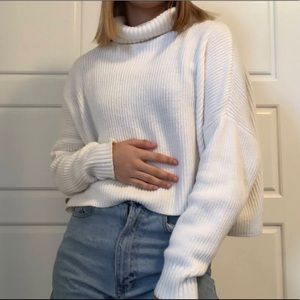 HOLLISTER white ribbed turtle neck sweater